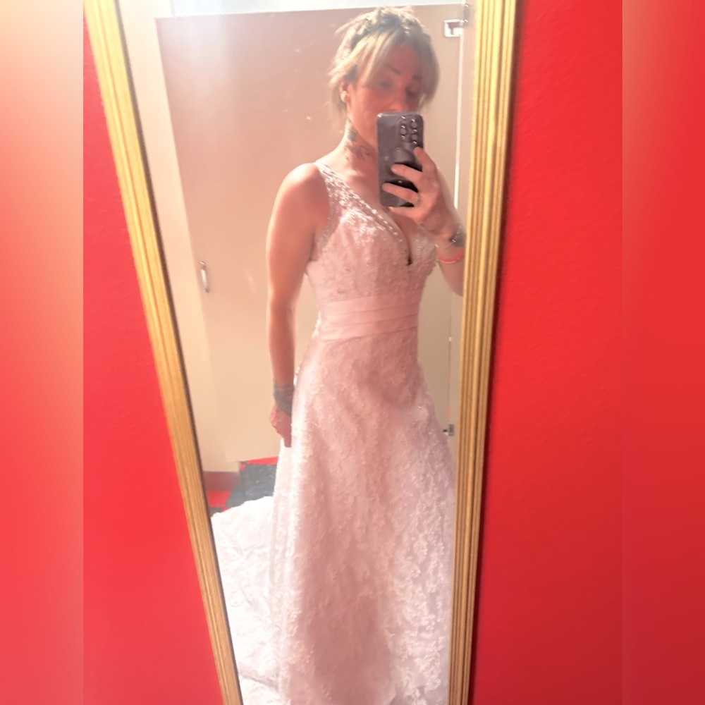 Wedding Dress, used-in good condition size 8, Beautiful white dress, good deal